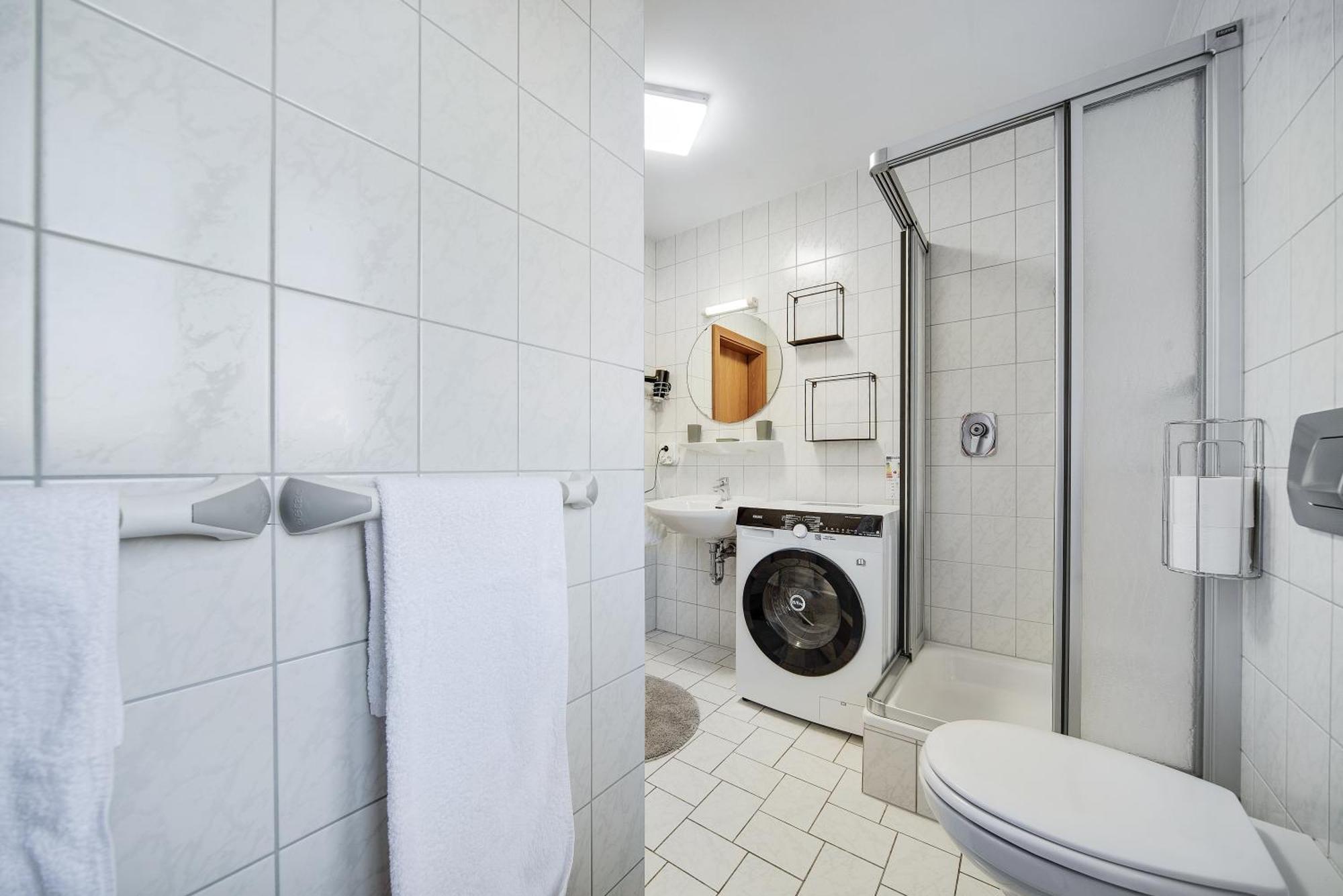 Fewo-Lavees Moderne Zentrale Fewo Nahe Omv Wacker Kliniken Burg -Eigener Eingang-Schluesselloser Check In Burghausen Eksteriør bilde